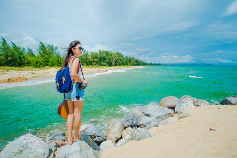 Một vali du lịch được sắp xếp gọn gàng với những vật dụng cần thiết cho chuyến đi Biển Hải Tiến Thanh Hóa
